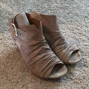 Earthies peep toe shooties